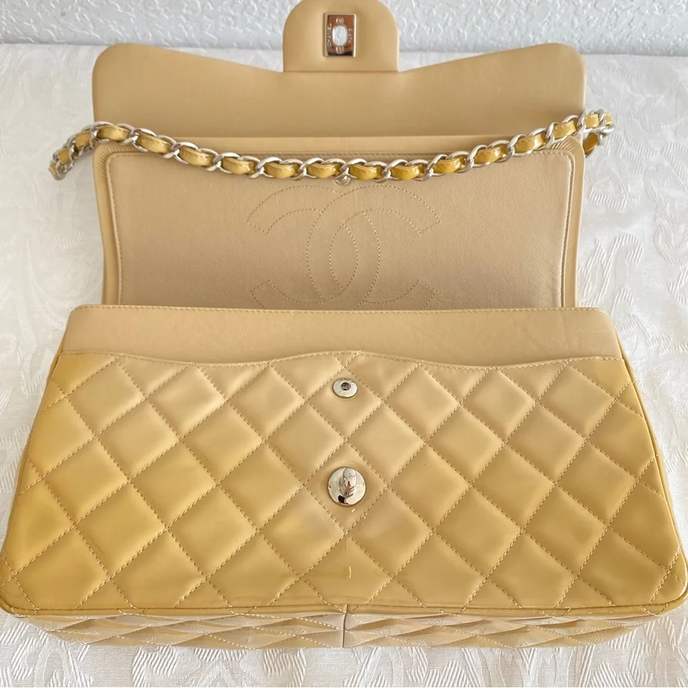 CHANEL Timeless Jumbo double flap shoulder bag in beige yellow patent le…